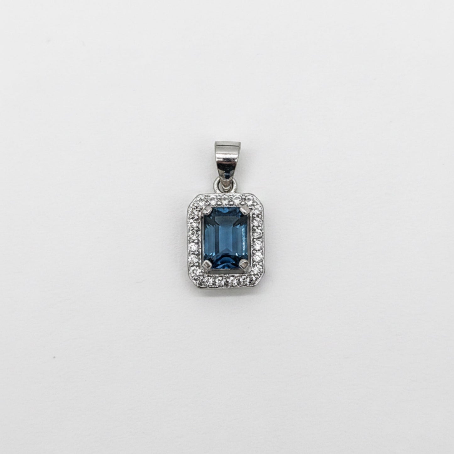 DMH halo pendant EC 7x5 (shown in sapphire)